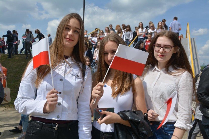 W Piekarach Śląskich wspólnie ułożyli „żywą flagę"na boisku...