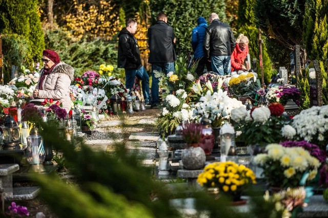 Wszystkich Świętych na cmentarzu w Koszalinie. Mieszkańcy odwiedzają groby swoich bliskich. Prowadzona jest także kwesta na rzecz hospicjum.
