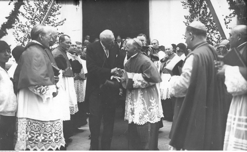Biskup Szelążek oraz prezydent Mościcki przed katedrą w...