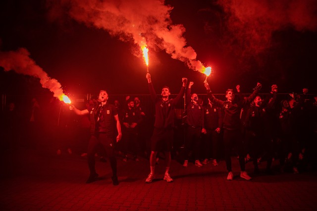 Ach, co to był za wieczór i co to była za noc przy Bułgarskiej! Lech Poznań dokładnie rok temu, 1 października 2020 roku, pokonał belgijski Royal Charleroi, dzięki czemu po pięciu latach znów wywalczył awans do fazy grupowej Ligi Europy. Lechici jeszcze w nocy wrócili do Poznania, a ok. godz. 1.40 zostali powitani pod stadionem przez swoich fanów. Nie zabrakło dopingu, rac i... prezesa Kolejorza Piotra Rutkowskiego. Zobaczcie świetne zdjęcia autorstwa Łukasza Gdaka z nocy przy Bułgarskiej!Zobacz zdjęcia z powitania piłkarzy przy Bułgarskiej! ----->Zobacz też: Lech Poznań w Lidze Europy, internauci oszaleli! Zobacz najlepsze memy