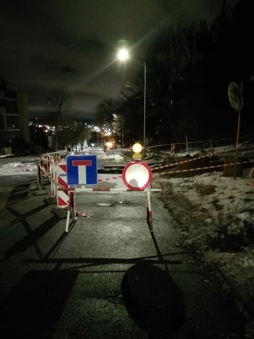 W Gdyni zapadła się jezdnia na ul. Benisławskiego. Ulica...