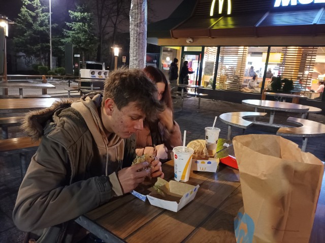 Już po raz 10. do restauracji Mc Donalds powrócił kultowy burger Drwala. Fani kanapki ustawili się w kolejce, by po raz pierwszy w tym sezonie jej zakosztować.Zobacz kolejne zdjęcia. Przesuwaj zdjęcia w prawo - naciśnij strzałkę lub przycisk NASTĘPNE