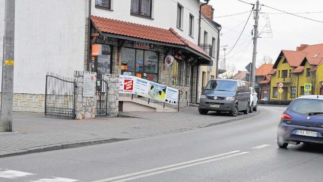 Samochody parkujące na ulicy Krakowskiej utrudniają wyjazd z Zespołu Placówek Caritas (z lewej)