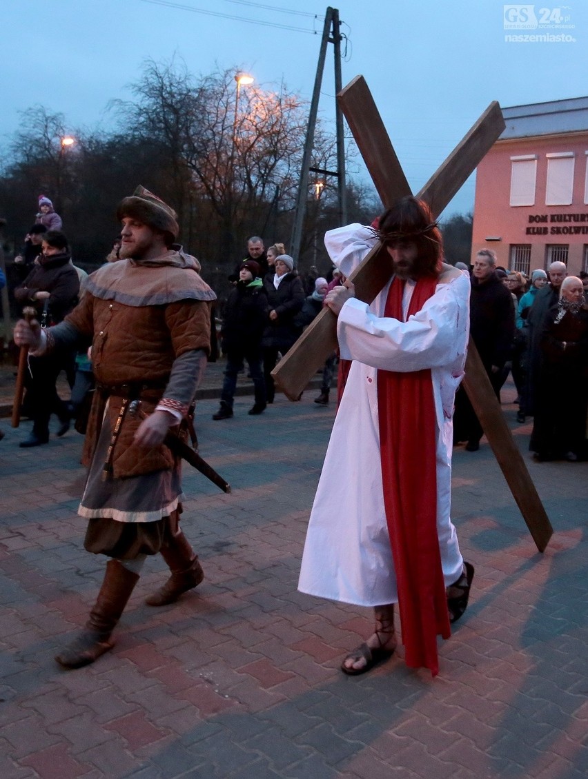 Wzruszająca inscenizacja drogi krzyżowej na Skolwinie