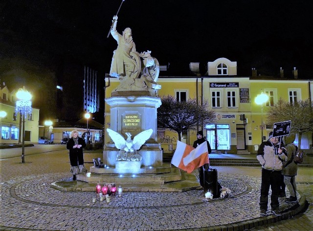 Serce świateł dla Pawła Adamowicza na Placu Bartosza Głowackiego w Tarnobrzegu, 14 stycznia 2022 roku.