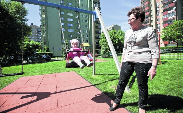 Rodzice bardzo pozytywnie oceniają stan placu zabaw na os. Dywizjonu 303