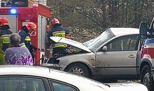 Do tragicznego wypadku doszło w Mirostowicach Dolnych na ul. Żarskiej. 22-latek kierujący volkswagenem passatem uderzył w stertę cegieł.