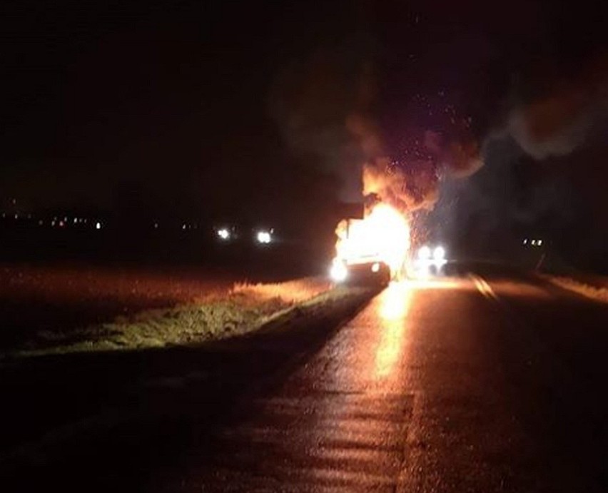 Pożar samochodu w pobliżu autostrady A4 (ZDJĘCIA)