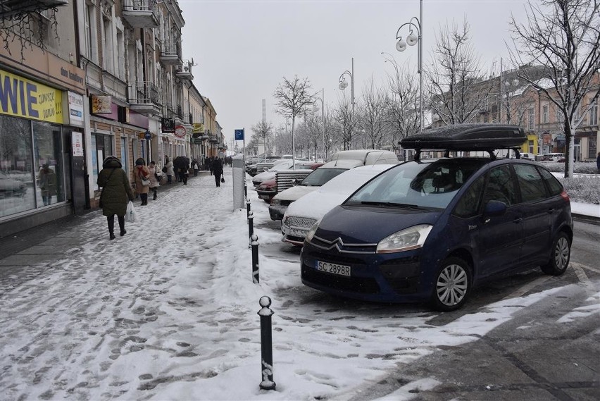 W Częstochowie sypnęło śniegiem. Drogi są na razie drożne....