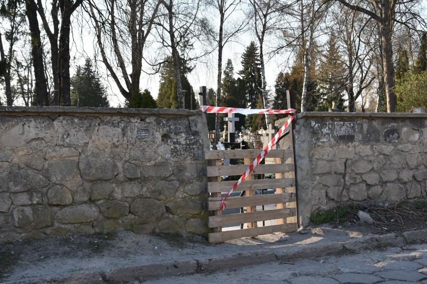 Tak wygląda obecnie ogrodzenie jednego z cmentarzy w...