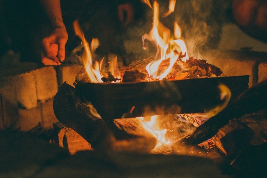 Ogień z jednej strony jest symbolem życia i oczyszczenia, a...