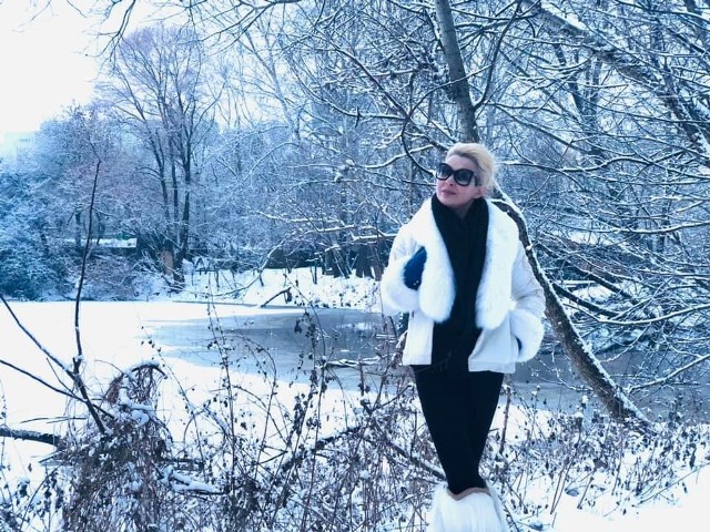 Aldona Orman podczas zimowego spaceru