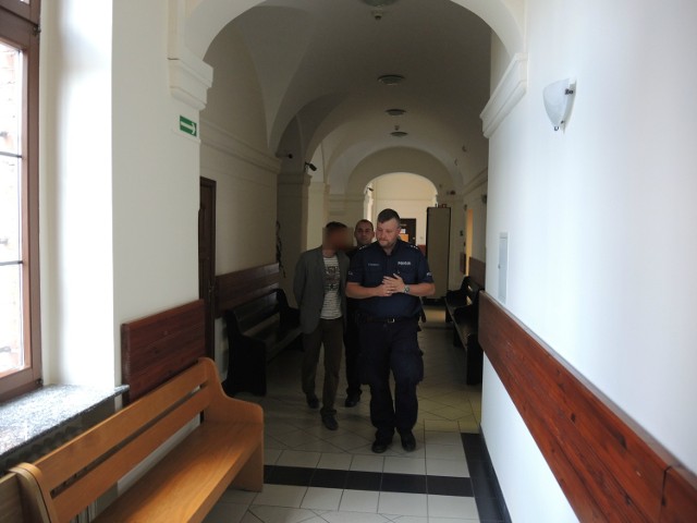 W środę Sąd Rejonowy w Miastku aresztował na trzy miesiące nauczyciela języka angielskiego Krzysztofa H., który pchnął nożem Karola K.