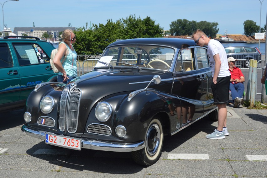 Piknik miłośników motoryzacji w Gdyni. Ruszył Festyn Motoryzacyjny Automobilklubu Morskiego [zdjęcia, wideo]