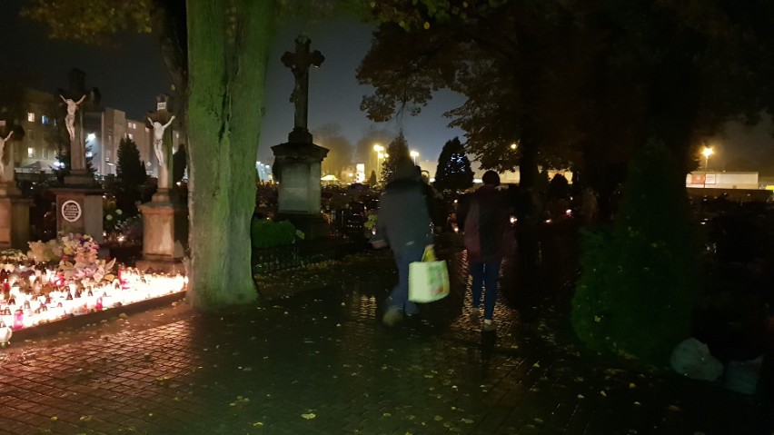 Mieszkańcy Strzelec Opolskich ruszyli w piątkowy wieczór na cmentarze. Wszystko z powodu obostrzeń epidemicznych