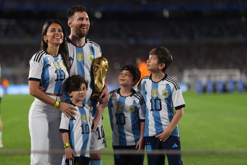Lionel Messi z żoną Antonelą Roccuzzo i synami najmłodszym...
