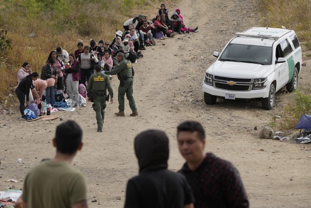 Nielegalni migranci są umieszczani w tymczasowych schroniskach, potem strażnicy wypuszczają ich na ulice miast USA.