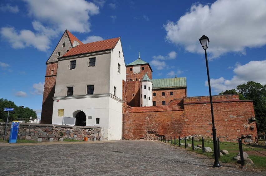 Gotycki zamek pochodzi z XIV wieku i jest jednym z...