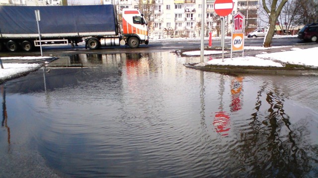 Przy zjeździe z ulicy Żółkiewskiego stoi wielka kałuża.