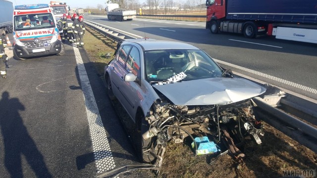 Renault megane uderzył w barierę energochłonną. Do wypadku doszło dziś około godziny 7.00 na 214. kilometrze autostrady A4 w powiecie opolskim. Na jezdni w kierunku Katowic renault megane, którym jechały dwie osoby,  wpadł w bariery energochłonne oddzielające obie jezdnie. Uderzenie było tak mocne, że z pojazdu wypadł silnik. Lekko ranne zostały dwie osoby. Policja ustala przyczyny zdarzenia.