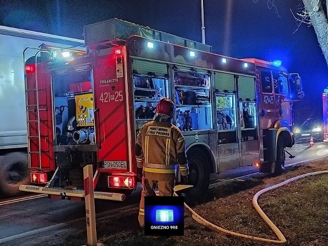 Pożar wybuchł w budynku gospodarczym na terenie jednej z posesji. Zobacz zdjęcia --->