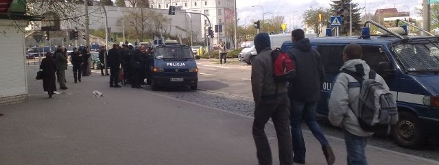 Policyjne radiowozy przed kościołem Rocha