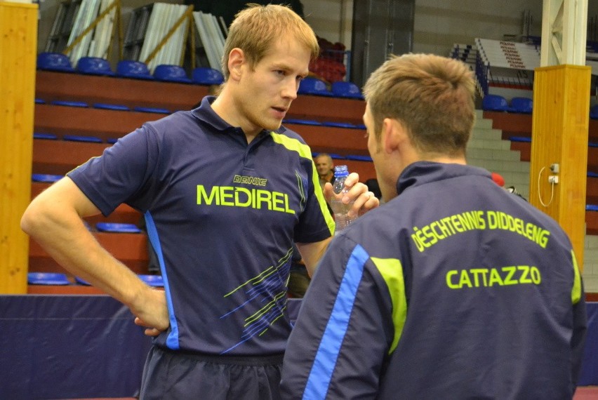 Mike Bast ( DT Diddeleng Luksemburg) wysłuchuje rad trenera.