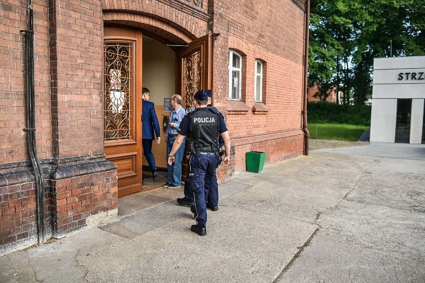 Ze szkoły ewakuowano wszystkich pracowników, którzy byli już...