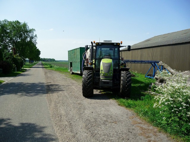 Rolnik ma obowiązek uprzątnąć drogę, jeśli zanieczyścił ją podczas przejazdu czy prowadzonych prac.