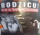 Plakaty antyszczepionkowe straszą w Siemianowicach Śląskich. "Uważam, że jest to skandaliczne" - podkreśla poseł Michał Gramatyka