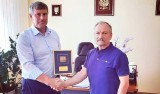 Medal 40-lecia Shorin-Ryu Karate w Polsce dla starosty pińczowskiego. Z rąk mieszkającego w Pińczowie mistrza tej sztuki walki