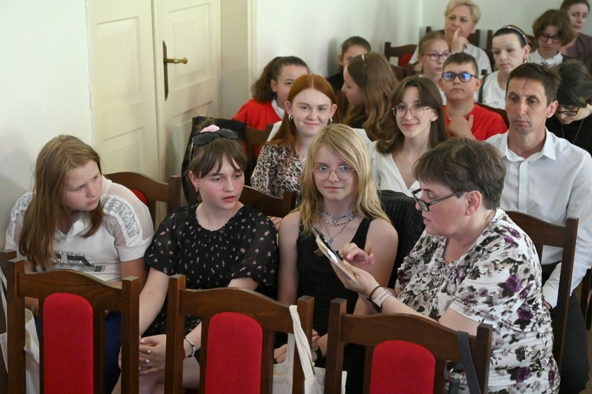 "Pola Nadziei" w Kielcach. 13. kampania podsumowana - wolontariusze docenieni. Piękna gala Caritas Diecezji Kieleckiej