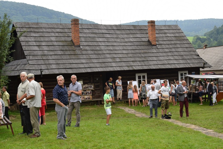 Szymbark. XV Panorama Kultur. W skansenie głośno gra muzyka, jest mnóstwo ludzi, są stoiska z rękodziełem, gospodynie częstują pysznościami