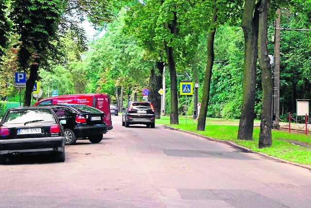 Na skrzyżowaniu ulic Bydgoskiej i Kochanowskiego widoczność zasłaniają drzewa i samochody