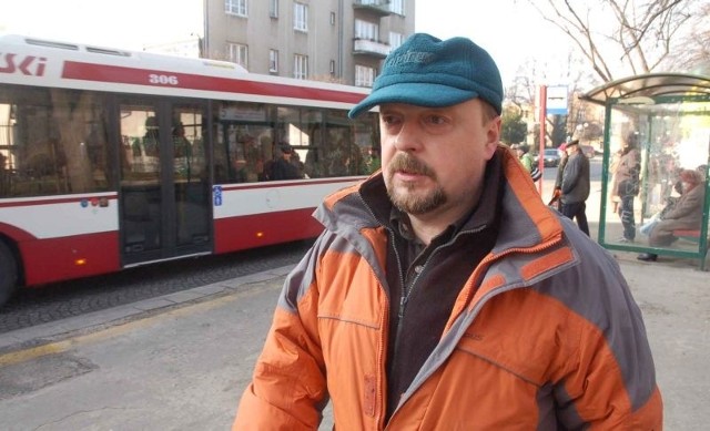 - Na liniach, którymi podróżuje wielu pasażerów, powinny kursować wyłącznie autobusy przegubowe - uważa radomianin Waldemar Kornaszewski.