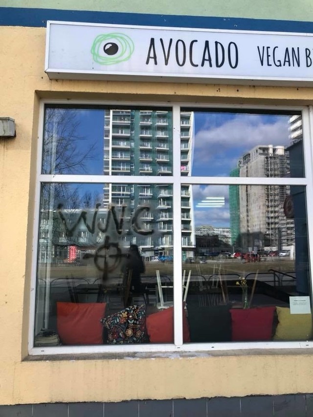 Wandale zniszczyli elewację i szybę wegańskiej restauracji Avocado na gdańskim Przymorzu