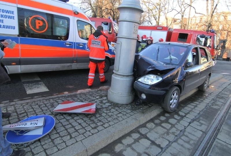 Wrocław: Wypadek na Poniatowskiego. Cztery osoby ranne (ZDJĘCIA)