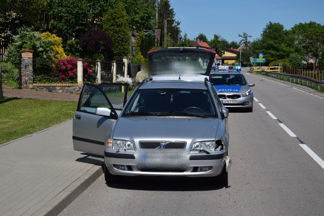 Kolizja w Piaszczynie na drodze krajowej nr 20. Skuter uderzył w volvo