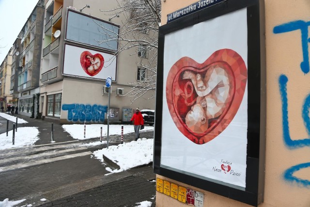 Płód w sercu z napisem "jestem zależny, ufam tobie". Antyaborcyjne plakaty pojawiają się w niemal wszystkich częściach miasta