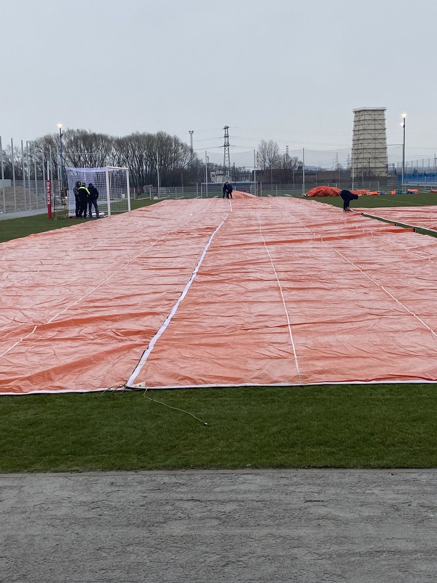 Lech Poznań pożyczył Rakowowi specjalną matę na murawę, ale...