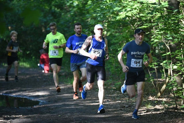 Jak zwykle liczne grono biegaczy stanęło na starcie kolejnej rundy Top Cross Torunia. O ile w pierwszym majowym biegu, bardzo deszczowym, pogoda nie dopisała, o tyle 29 maja warunki były już lepsze, choć zawodnicy i tak musieli uważać na miejsca pełne kałuż po wcześniejszych opadach. Zwycięzcą został Wojciech Świderek.POLUB NAS NA FACEBOOKU Nie wiesz, jak skorzystać z PLUSA? Kliknij TUTAJ;nf, a dowiesz się więcej![lista][*] Co dostanę w ramach abonamentu?;nf[*] Dlaczego mam płacić za treści w sieci?;nf[*] Najczęstsze pytania;nf[/lista]