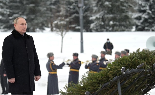 Władimir Putin przed pomnikiem ku czci obrońców Leningradu