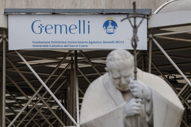 Ojciec święty przebywa w klinice Gemelli po raz drugi....