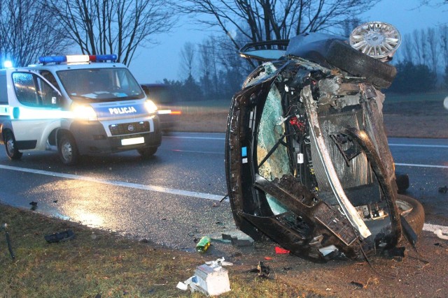 Tak wyglądał samochód po dachowaniu.