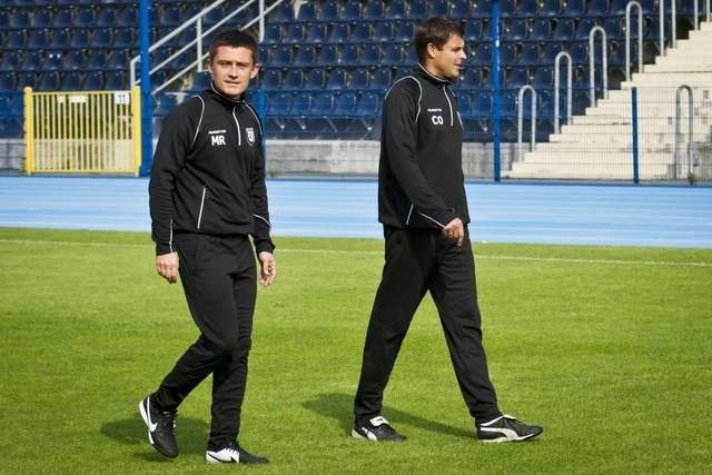 Nowy trener Zawiszy Mariusz Rumak (z lewej) i jego asystent Czesław Owczarek, który w poniedziałek wziął udział w treningu zawiszan po raz pierwszy.