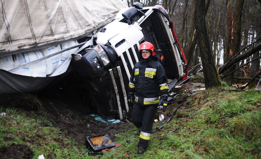 Wypadek Tira na trasie S10