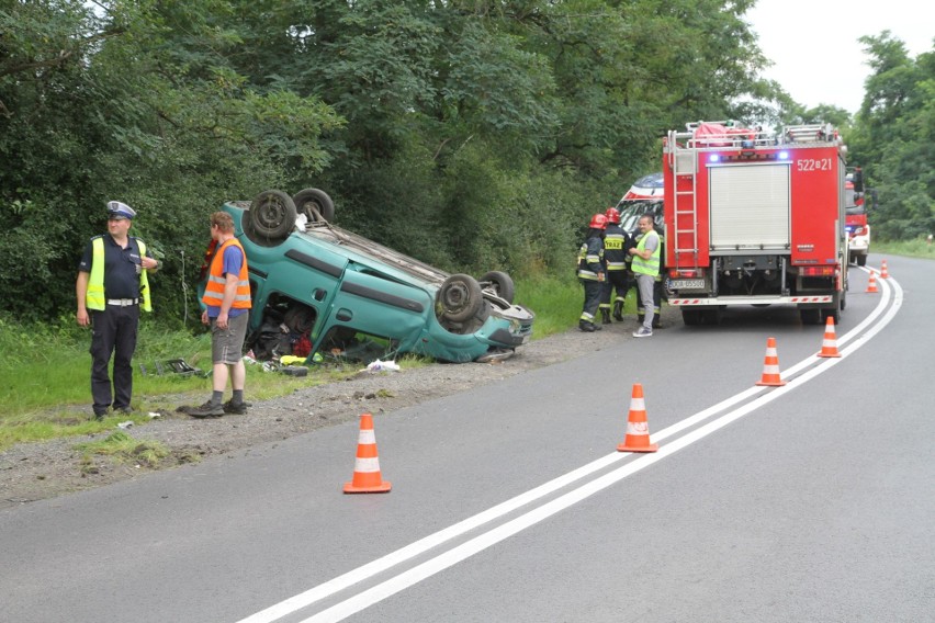 Dachowanie renault pod Wrocławiem. Kierowca stracił panowanie nad autem [ZDJĘCIA]