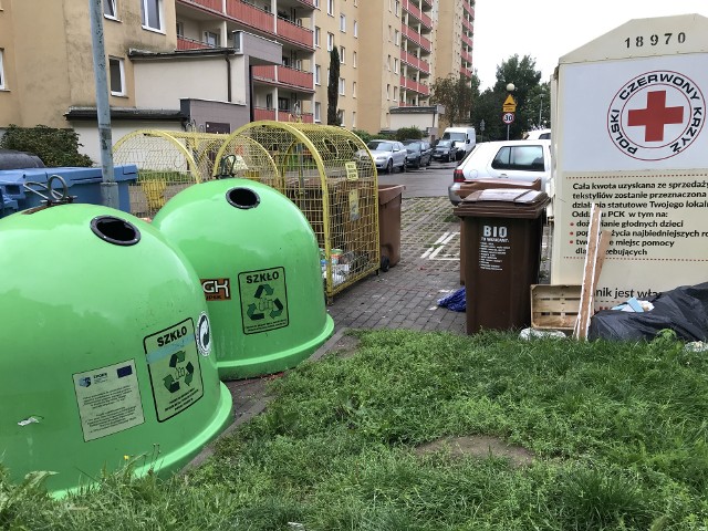 Za mało pojemników na segregację odpadów - twierdzą mieszkańcy bloków przy ul. Romera.