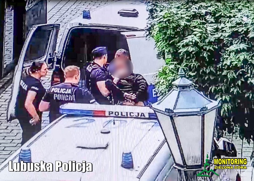 Policjanci z KMP w Zielonej Górze patrolując deptak,...