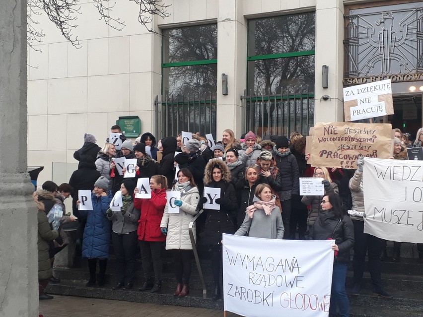 Protest urzędników z Sądu Rejonowego w Gdyni, 12 grudnia...